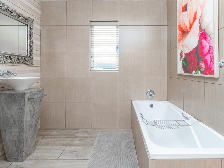 6 Bedroom Property for Sale in Kosmos Ridge North West